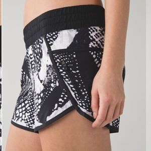 Tracker Short III *4-way Stretch in Static Mist White Black / Black
